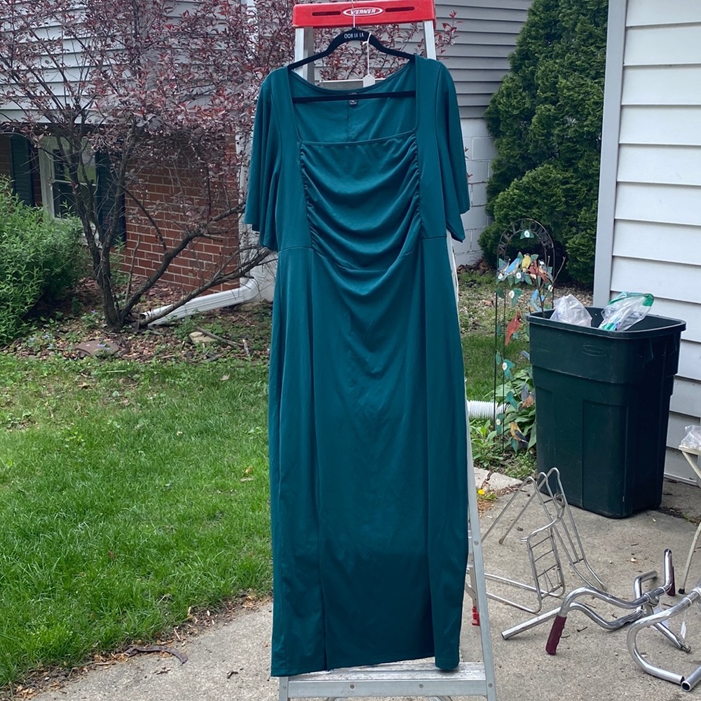 super cute green dress with flowy arms